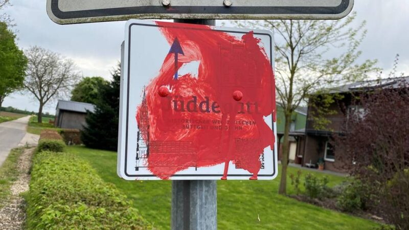 Vorfall in Kaarst: Stadt verurteilt Diebstahl eines Schildes am Jüddepatt