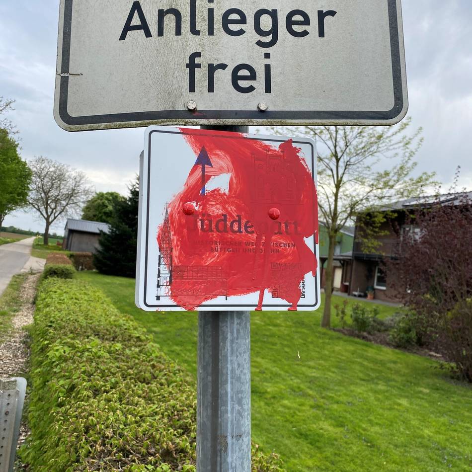 Vorfall in Kaarst: Stadt verurteilt Diebstahl eines Schildes am Jüddepatt