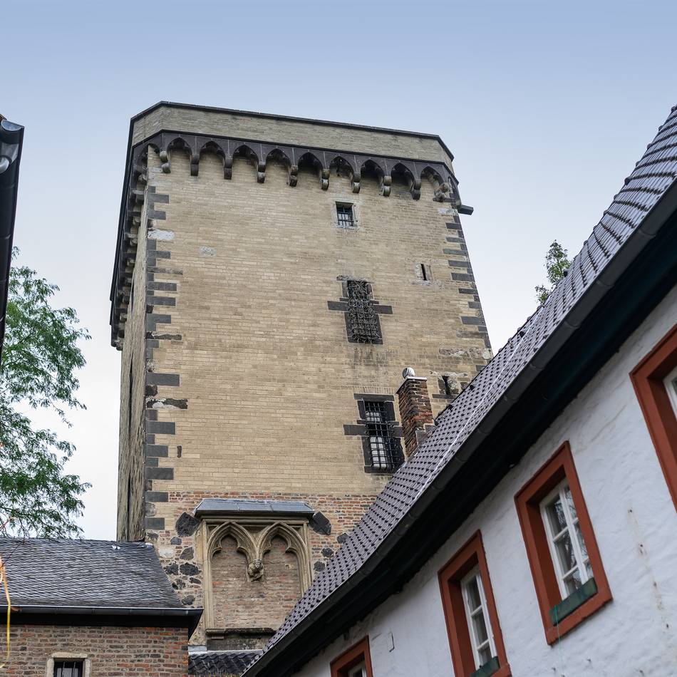 Termin für Wiedereröffnung angepeilt: Nach Brand im April – Im Rheinturm in Zons geht’s voran