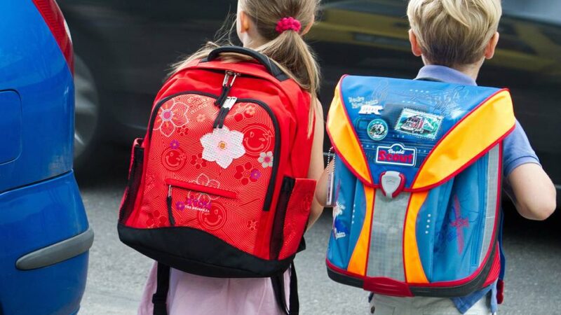 Kinder auf der Straße: Schulbeginn: Polizei kontrolliert Eltern-Taxis
