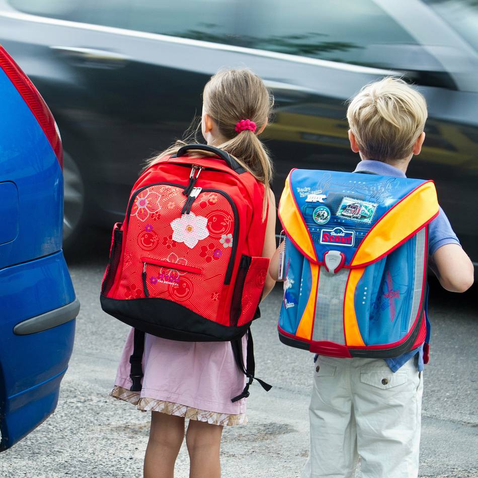 Kinder auf der Straße: Schulbeginn: Polizei kontrolliert Eltern-Taxis