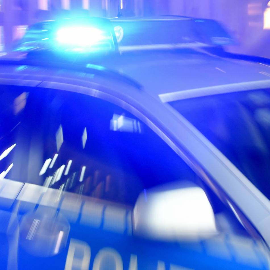 Papier und Kleidung angezündet: Verwirrter Mann legt Feuer in seiner Wohnung