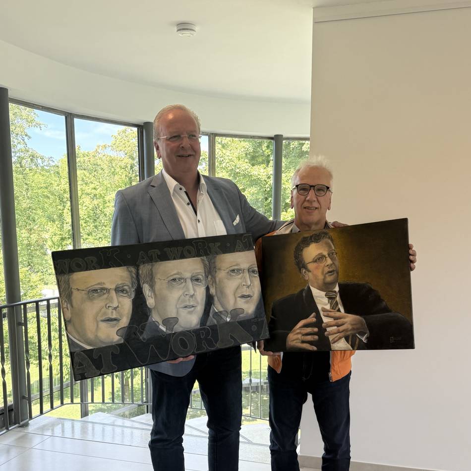 Frank Junker besuchte Uwe Ufer: Hückeswagener Pastor überreicht Bürgermeister-Porträts von verstorbener Künstlerin