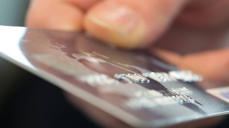 Falsche Bankmitarbeiter: Seniorin händigt Betrügern Bankkarte aus