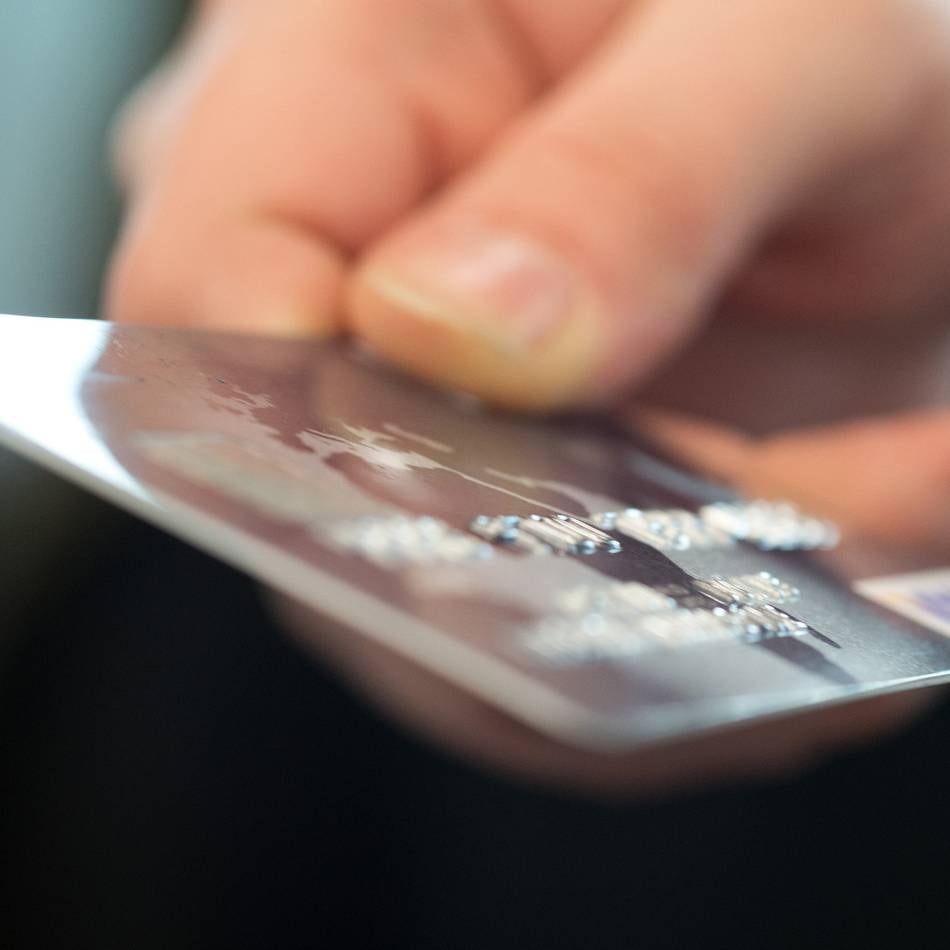 Falsche Bankmitarbeiter: Seniorin händigt Betrügern Bankkarte aus