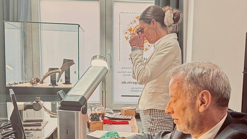 Was Omas Erbstück wert ist in Mettmann: Versteigerin schätzt kostenlos Schmuck und Uhren