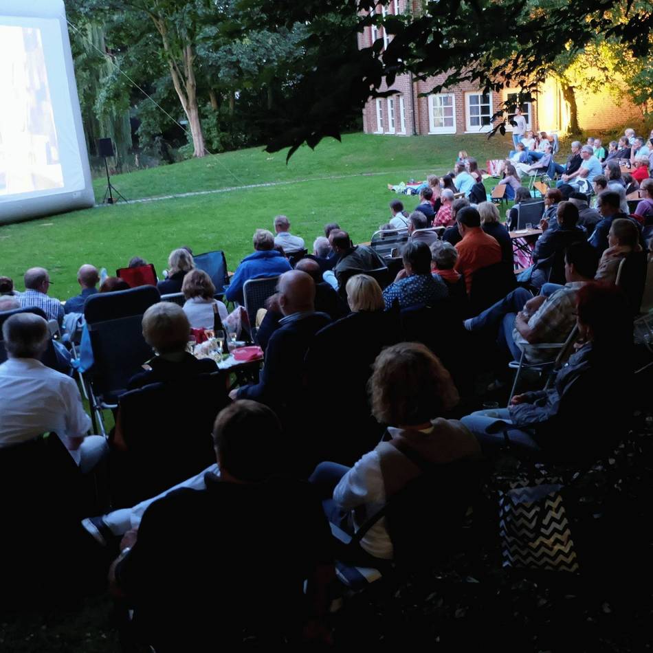 Spätsommer-Event steht bevor: Goli-Verein freut sich auf Freiluftkino im Gocher Museumsgarten