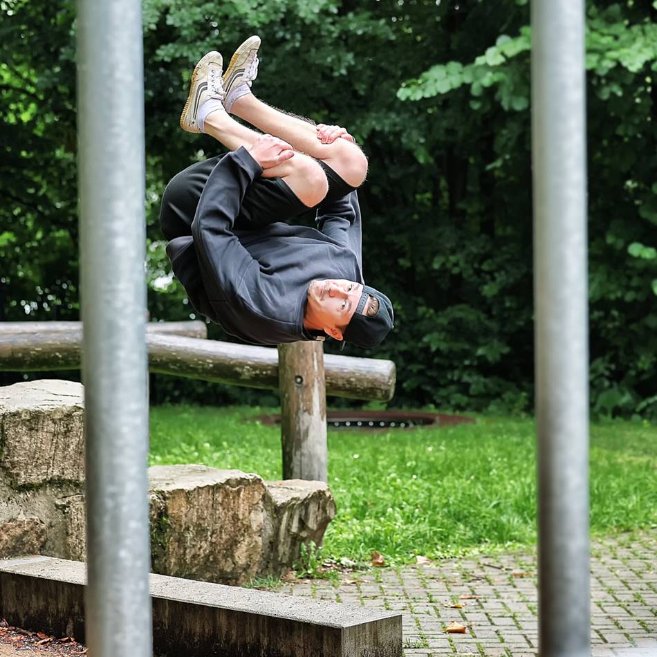 Training für Anfänger auf der Parkour-Anlage in Mettmann: Wenn die ganze Welt plötzlich auf dem Kopf steht