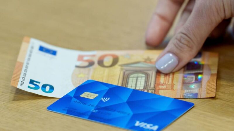 Entscheidung im Rat: Vorerst keine Bezahlkarte für Geflüchtete in Rheinberg