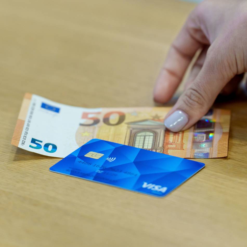 Entscheidung im Rat: Vorerst keine Bezahlkarte für Geflüchtete in Rheinberg