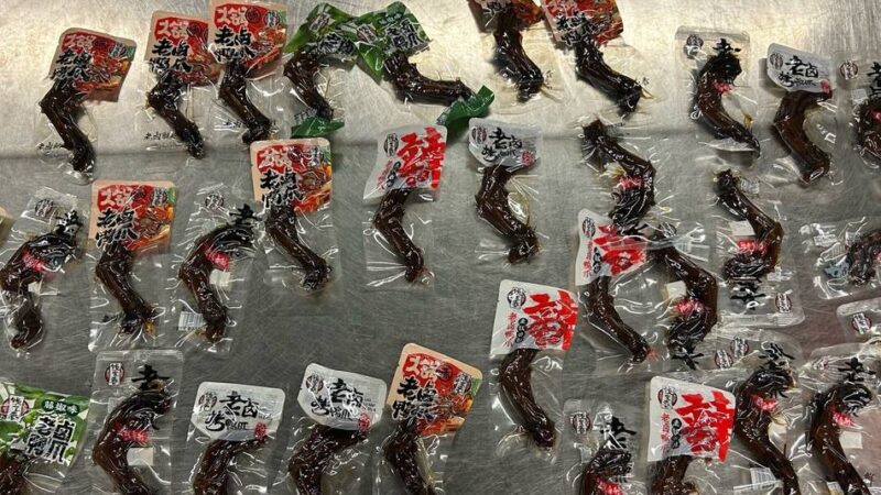 Zoll am Düsseldorfer Flughafen: Frau schmuggelt 36 Entenfüße und Dior-Schmuck