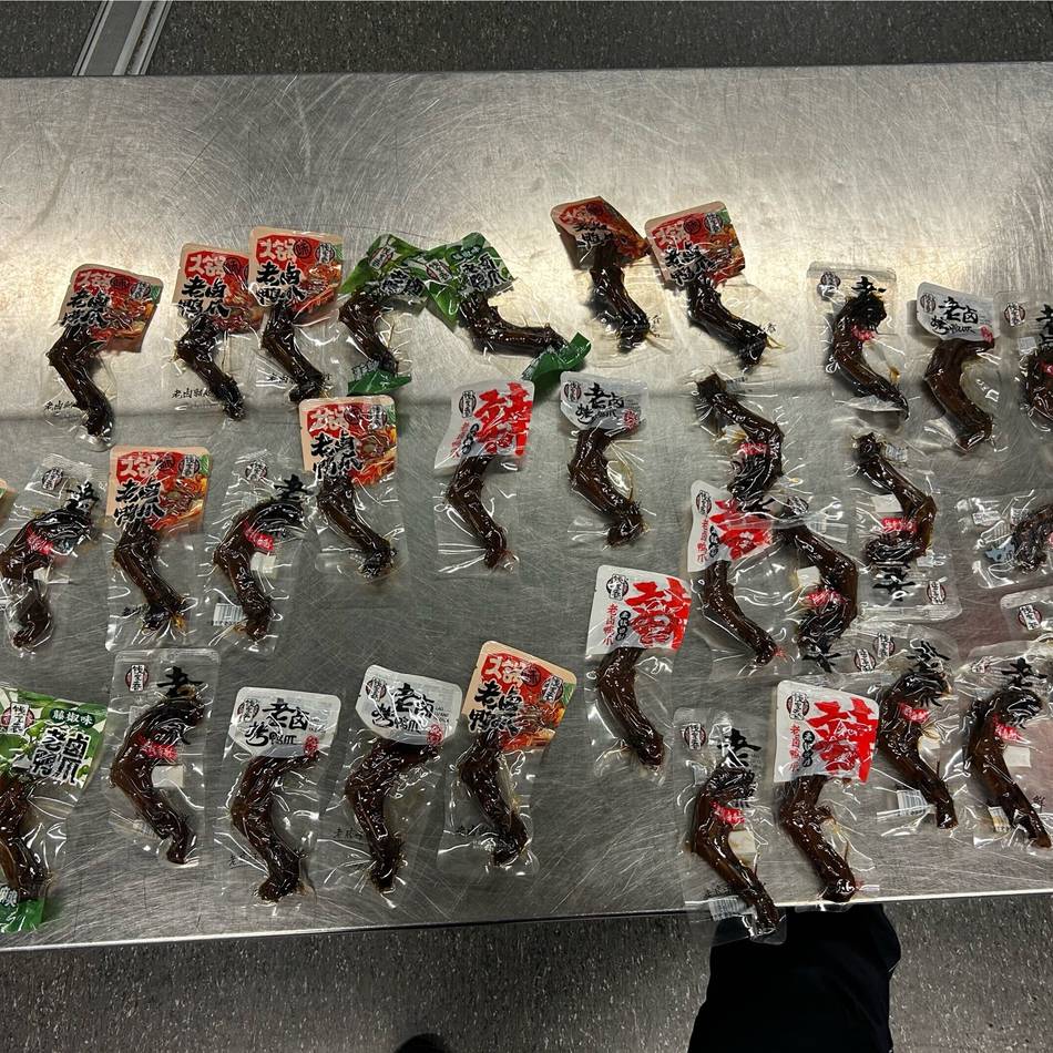 Zoll am Düsseldorfer Flughafen: Frau schmuggelt 36 Entenfüße und Dior-Schmuck