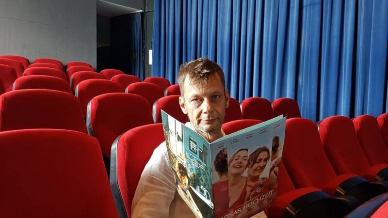 Vor der Schützenpause in Neuss: Hitch-Kino führt mit Komödien und Kunstfilm durch den August