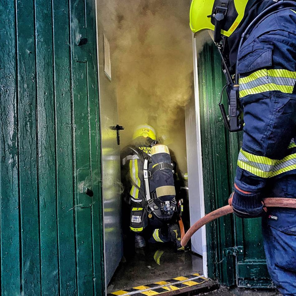 Totalschaden in Neuss: Feuerwehr löscht brennende Hütte im Stadtgarten
