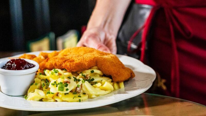 Sinkende Umsatzsteuer für Gastro-Betriebe: Gewerkschaft will Krefelder Gastronomen auf den Zahn fühlen