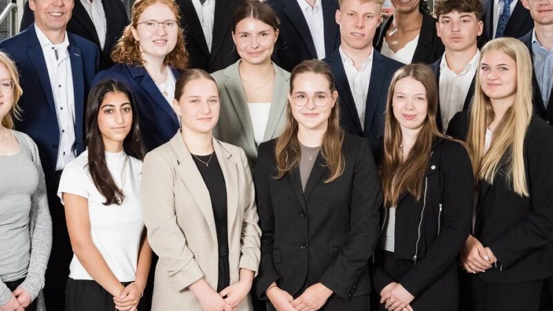 Ausbildung im Kreis Kleve: 14 neue Azubis bei der Sparkasse Rhein-Maas