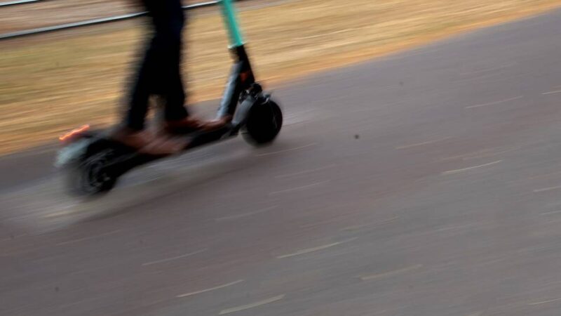 Unerwartete Vollbremsung in Meerbusch: E-Scooter-Fahrerin bei Unfall leicht verletzt