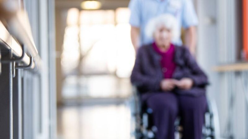 Beiträge steigen NRW-weit: Bis zu 5900 Euro im Monat – hohe Kosten in Düsseldorfer Pflegeeinrichtungen