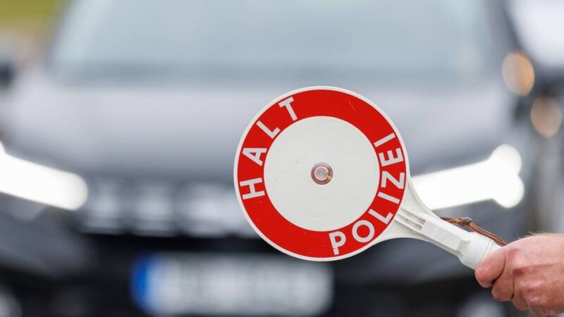 Dreist oder dumm?: Mann will Auto mit Fake-Führerschein bei der Polizei in Elten abholen