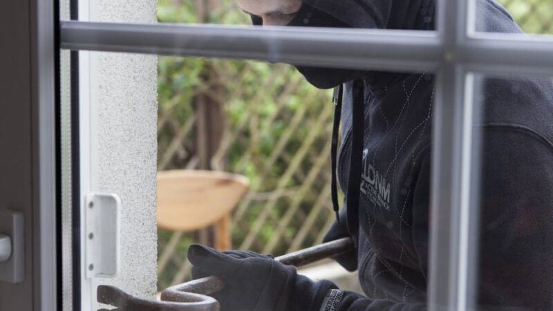 Blaulicht in Meerbusch: Einbrecher scheitern an Eingangstüren