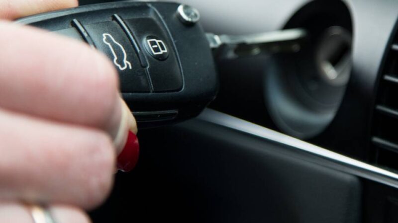 Mönchengladbacherin muss in Spezialklinik: Zeugen finden bewusstlose Autofahrerin am Steuer – Hintergrund unklar