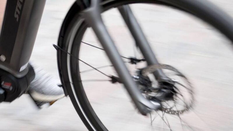 Gefährlicher Eingriff in Straßenverkehr: Bremskabel durchtrennt – Frau stürzt in Goch mit Pedelec