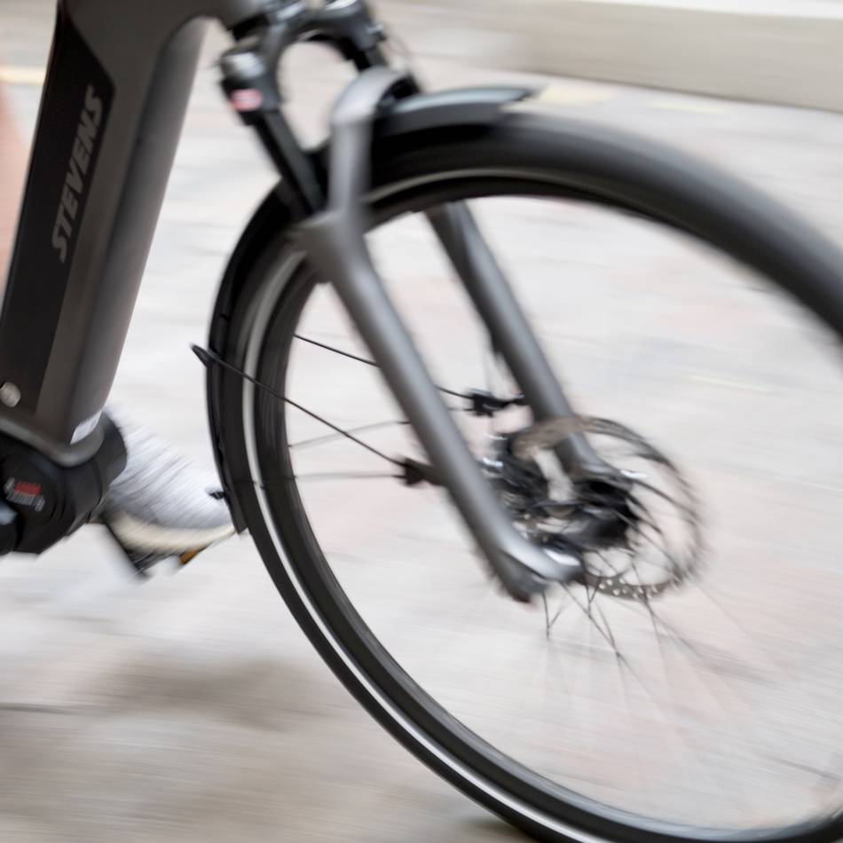 Gefährlicher Eingriff in Straßenverkehr: Bremskabel durchtrennt – Frau stürzt in Goch mit Pedelec