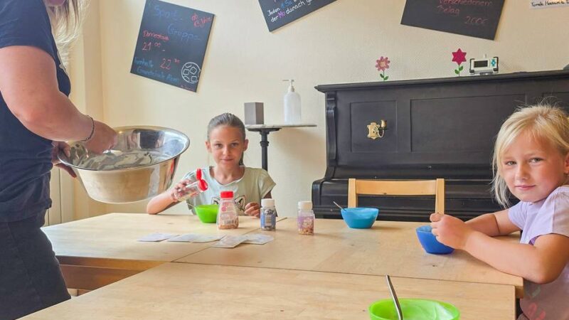Sommerferienspiele in Alpen: Ferienkinder lernen, wie Süßes entsteht
