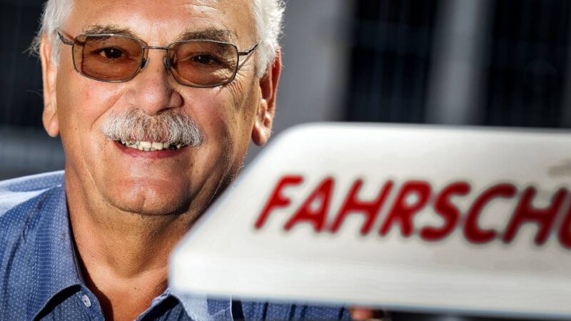 Dietmar Grafweg, Leiter einer Fahrschule in Langenfeld: „Fahranfänger können mit PS-starken Automatikwagen nicht umgehen“
