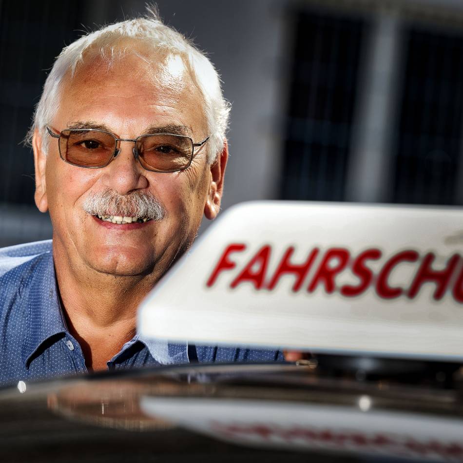 Dietmar Grafweg, Leiter einer Fahrschule in Langenfeld: „Fahranfänger können mit PS-starken Automatikwagen nicht umgehen“