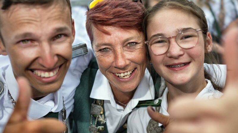 Königsschießen der Sankt-Sebastianus-Schützen: Stefanie Suck wird erste Schützenkönigin in Reusrath in 579 Jahren