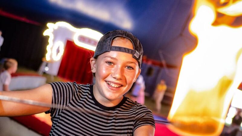 Sommerferien in Langenfeld: Mit Feuereifer beim Mitmachcircus in der Manege