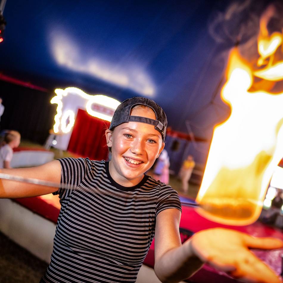 Sommerferien in Langenfeld: Mit Feuereifer beim Mitmachcircus in der Manege
