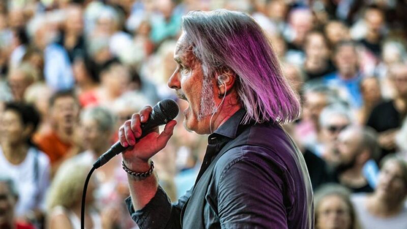 „Langenfeld live“: „DÜX“ sorgt mit kölschem Abend für einen vollen Marktplatz