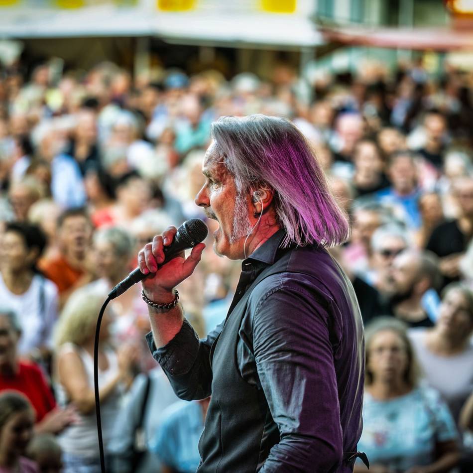 „Langenfeld live“: „DÜX“ sorgt mit kölschem Abend für einen vollen Marktplatz