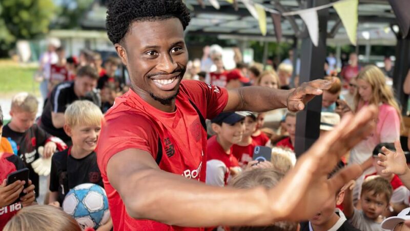 Besuch in Leverkusener Fußballschule: Bayer-Star Tella macht junge Kicker glücklich