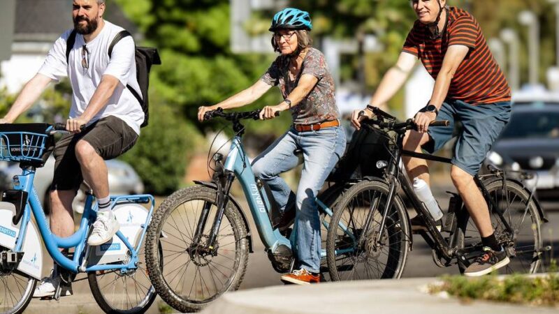 Fahrradtour durch die Stadt: Grüne machen Mängel bei Radwegen in Monheim sichtbar