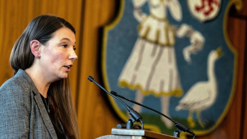 Finanzen in Monheim: Kämmerin verteidigt Finanzprognose – Opposition spricht von Intransparenz