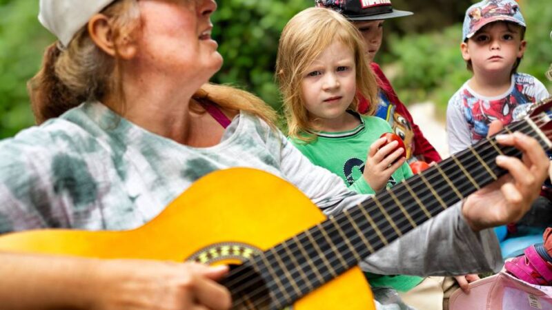 Monheimer Waldkita hat freie Plätze: Hier dürfen sich Kinder noch dreckig machen