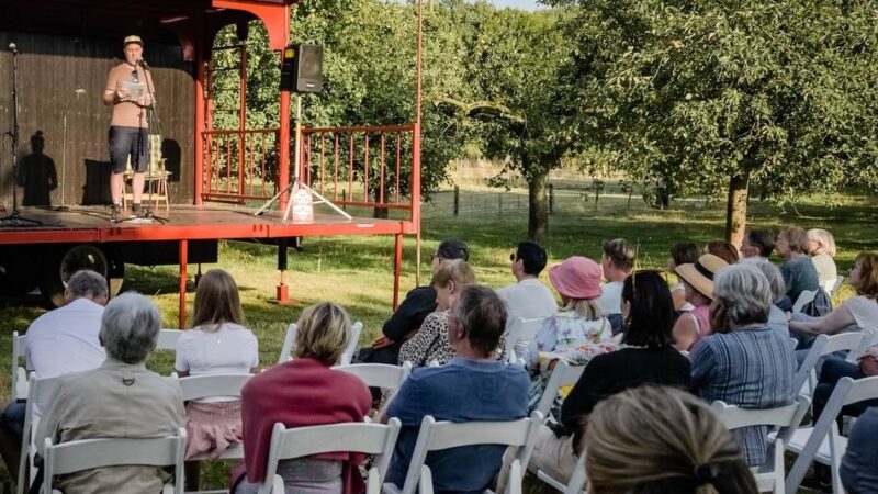 Drei Tage Programm: Wortgewalt trifft Zwischenklänge – Poetry-Abend verzaubert Kalkar