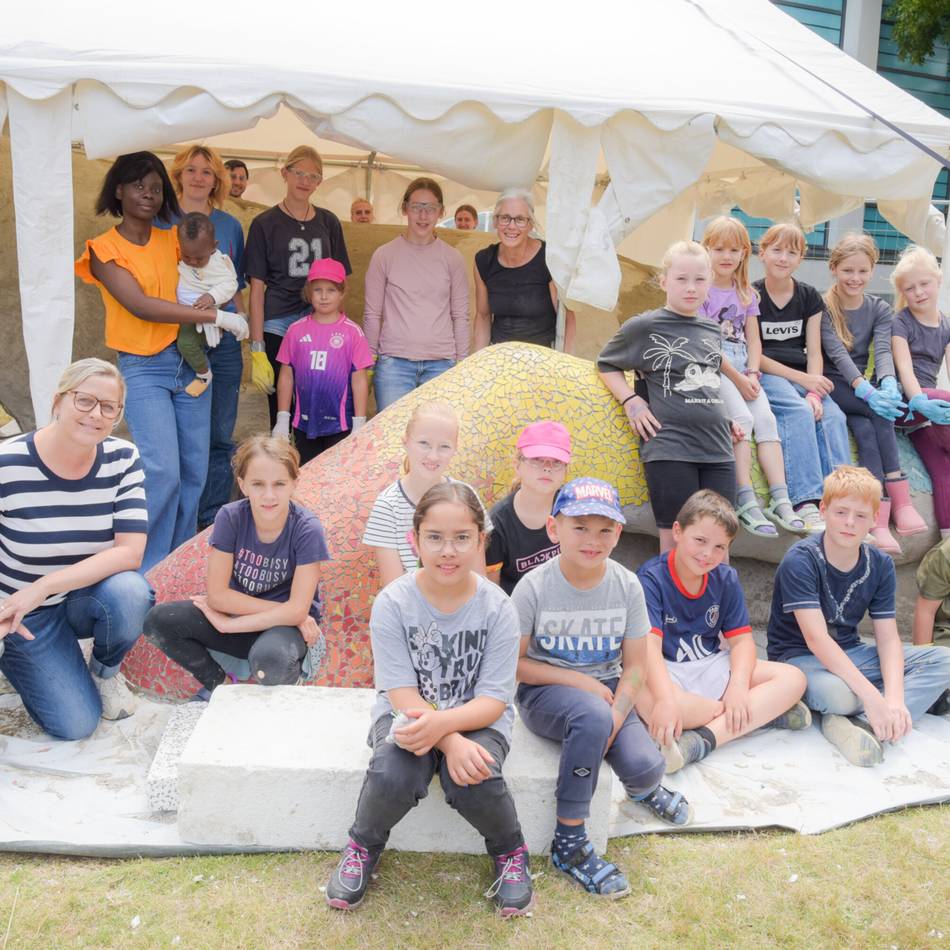 Neue Miteinander-Skulptur: In Bedburg-Hau entsteht ein bunter Riese in der Mitte der Gemeinde
