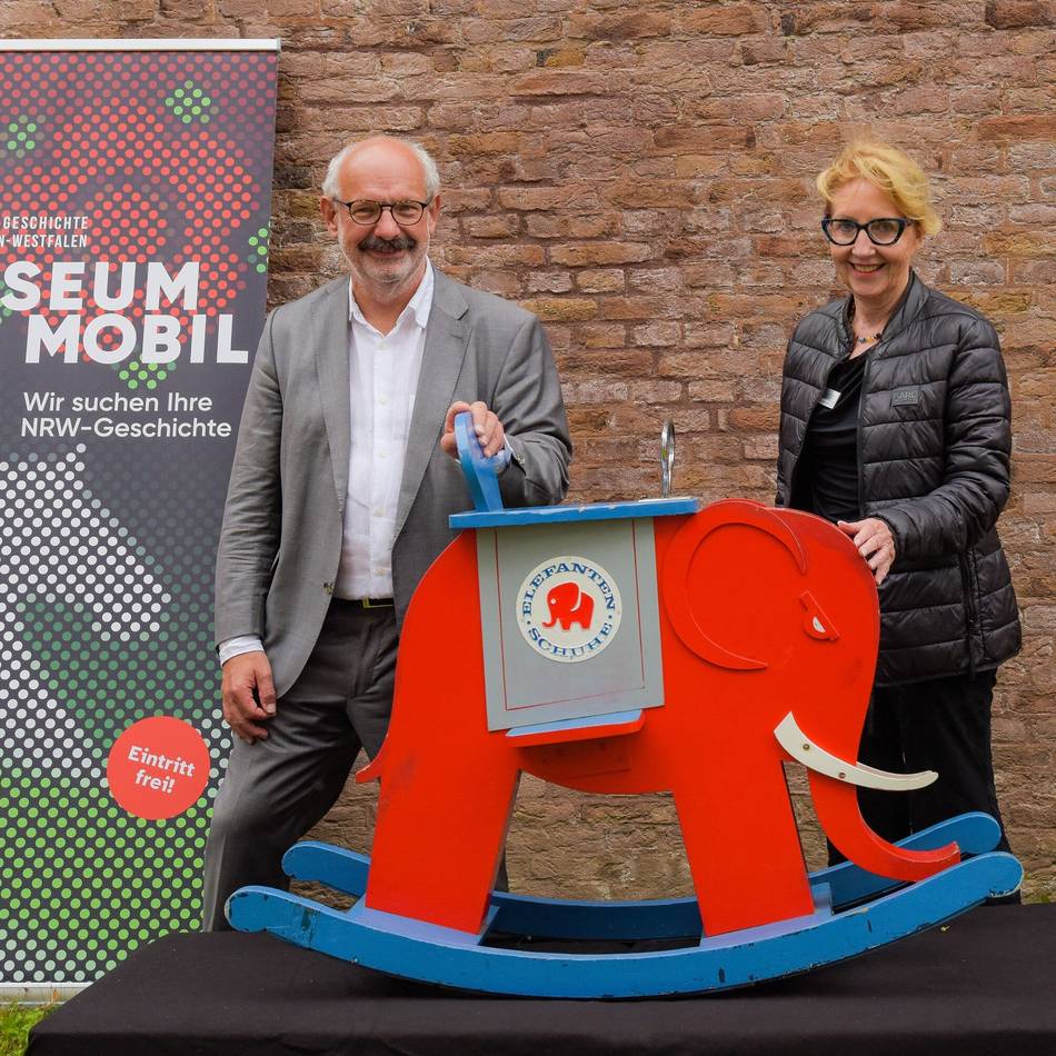 MuseumMobil auf dem Koekkoekplatz: Mit dem legendären Klever Elefanten durch 80 Jahre NRW-Geschichte