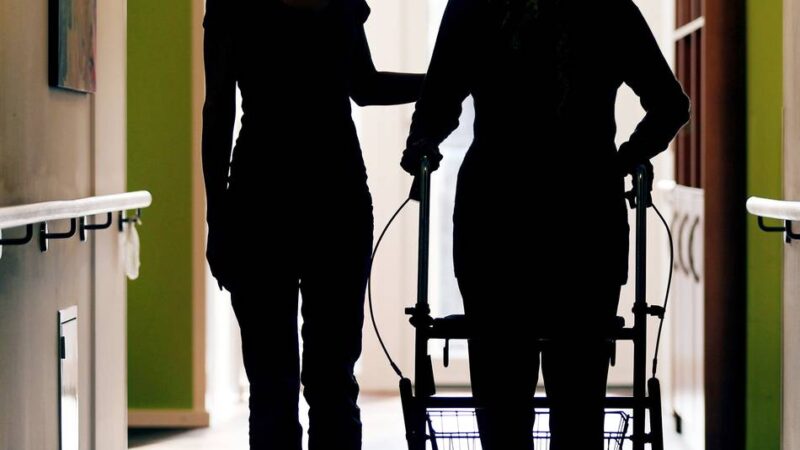Düstere Aussichten in der Pflegebranche: Heimplätze in Mönchengladbach durch Personalnot bedroht