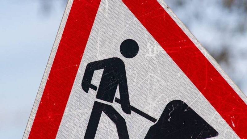 Verkehrsbehinderungen in Krefeld: Leyentalstraße sackt plötzlich ab – Sanierung ab Montag