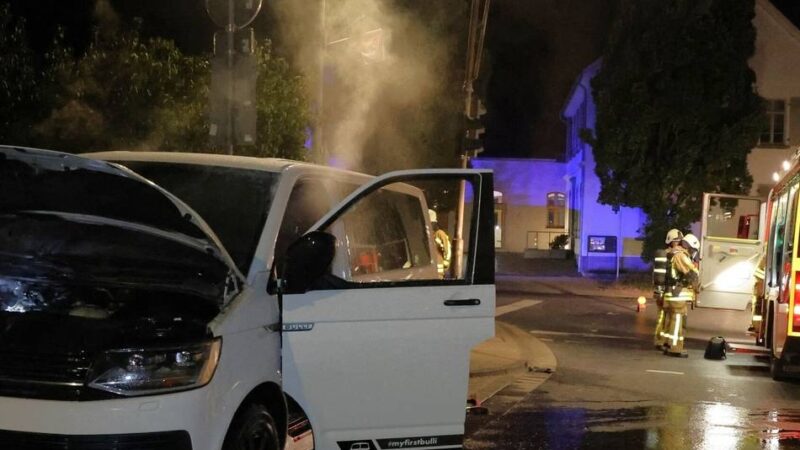 Feueralarm in Wevelinghoven: Abgelegte Pechfackel wohl ursächlich für Bulli-Brand