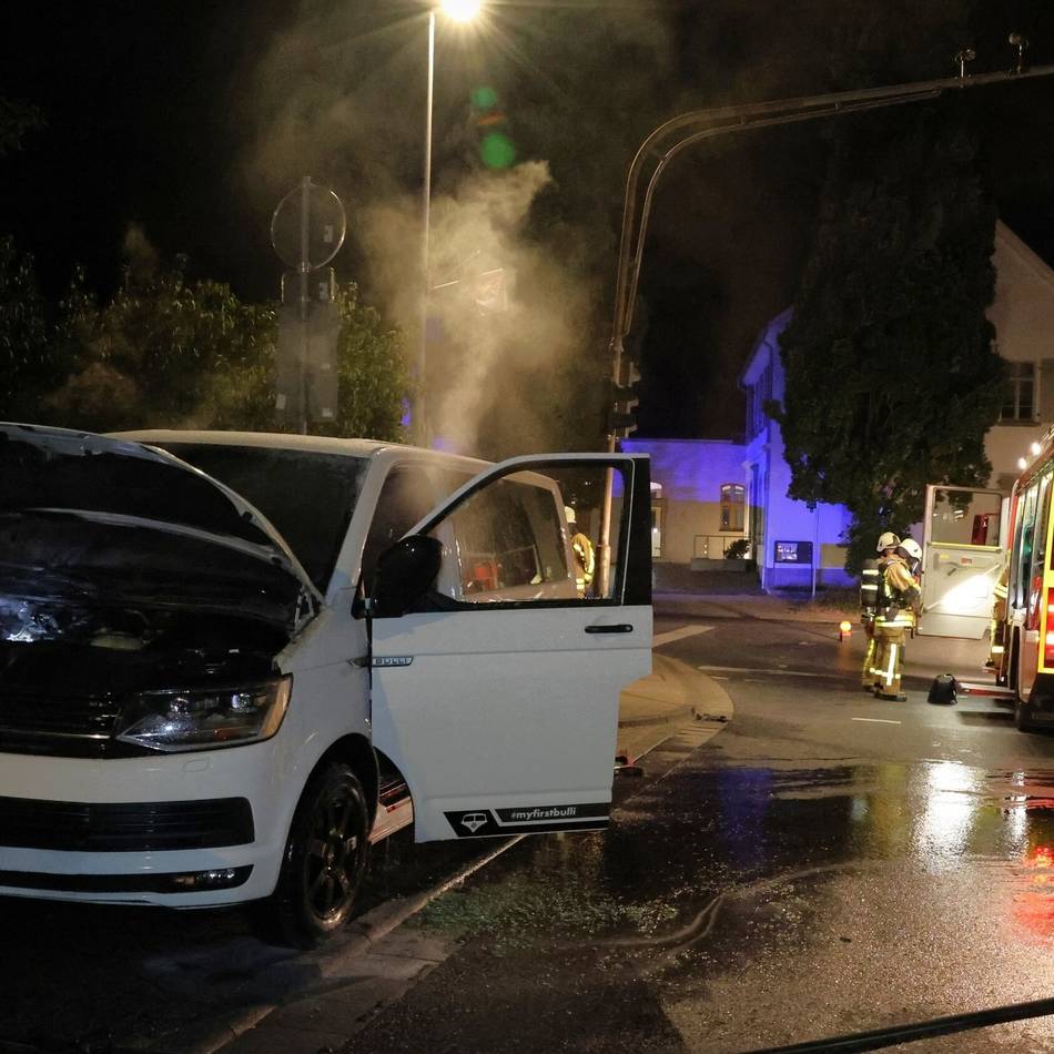 Feueralarm in Wevelinghoven: Abgelegte Pechfackel wohl ursächlich für Bulli-Brand