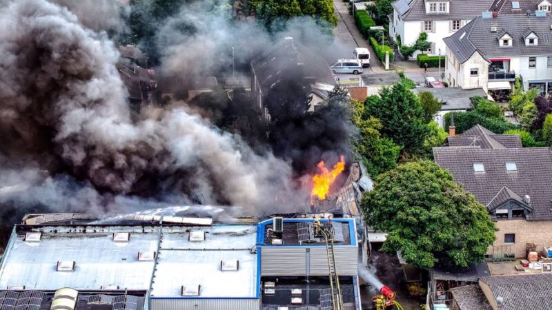 Feuerwehreinsatz in Verpackungsfabrik: Großbrand in Monheim – über 100 Einsatzkräfte kämpfen gegen Feuer