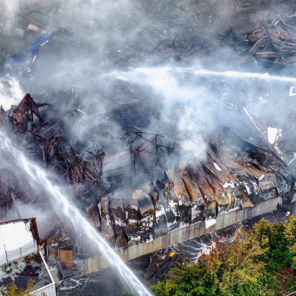 Das Feuer in Monheim ist noch nicht gelöscht: Großbrand in Monheim – Hilden und Haan überprüfen Spielplätze