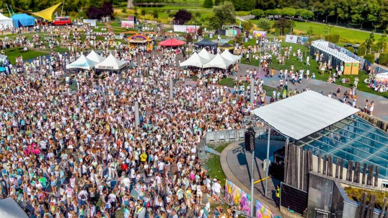 Holi-Festival in Leverkusen: Tausende im Rausch der Farben