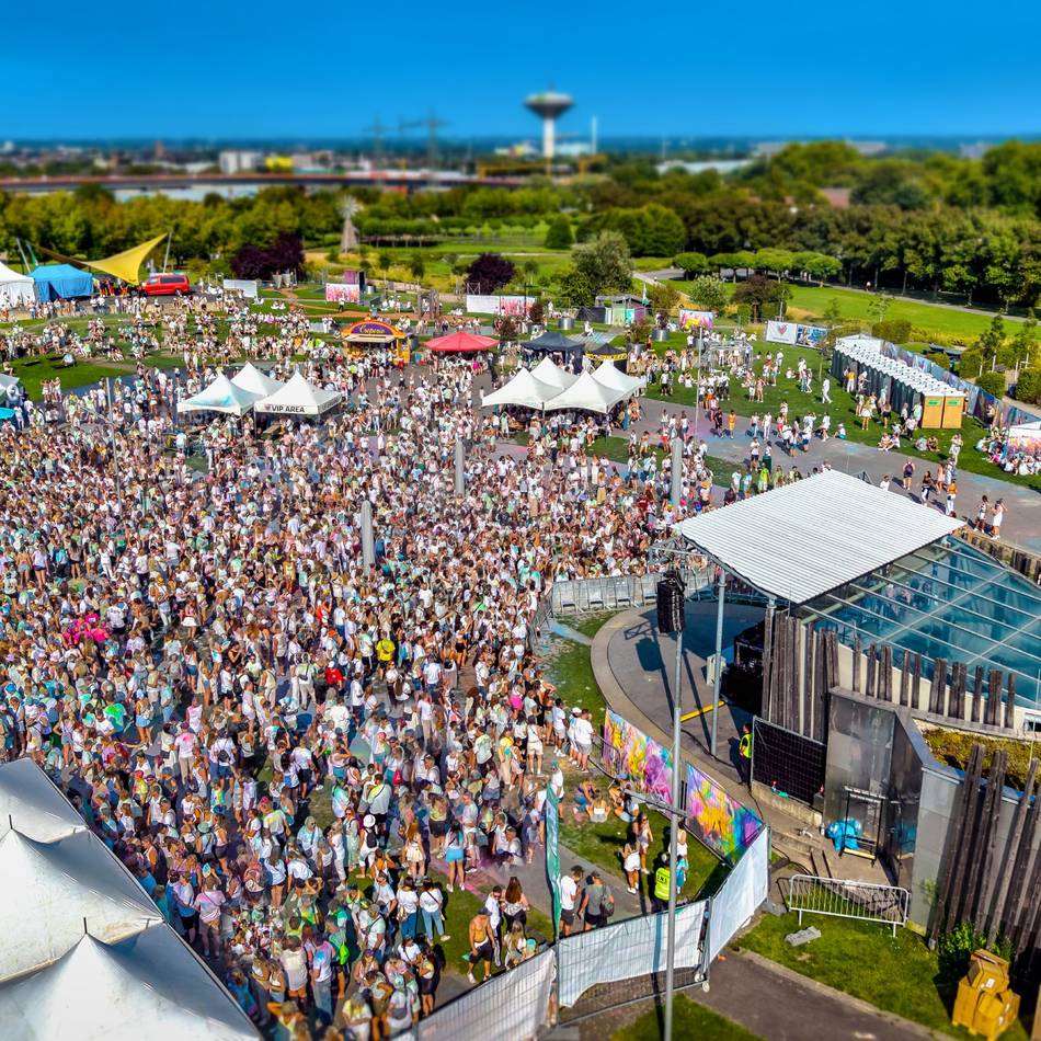 Holi-Festival in Leverkusen: Tausende im Rausch der Farben